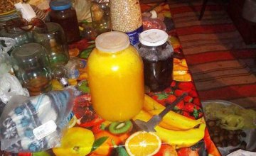 Мед, орехи и консервация: на Днепропетровщине неизвестный  обокрал 74-летнюю женщину