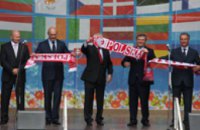 Ян Гранат подарил руководству Днепропетровской области шарфы национальной сборной Польши по футболу