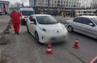 Защемил патрульному руку: водитель Nissan Leaf припарковался в неположенном месте и не реагировал на замечания полицейского