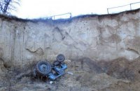 В Хмельницком трактор упал в недействующий карьер: водитель погиб на месте