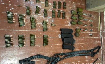 При обыске у 29-летнего криворожанина обнаружили арсенал оружия и наркотики 