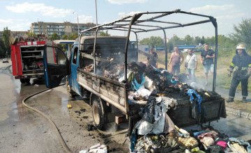 В Кривом Роге сгорел грузовик, перевозивший домашние вещи 