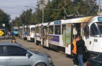 В центре Днепра трамвай столкнулся с иномаркой: движение остановлено  (ФОТО)