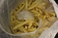 ​В Одессе иностранец прятал кокаин в пакете с картошкой фри (ФОТО)