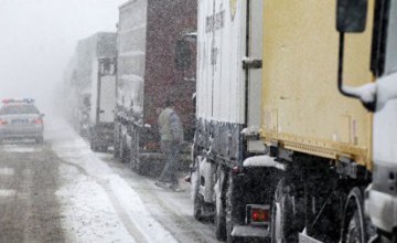 ​В Днепре 6 грузовиков оказались в снежной ловушке (ФОТО)