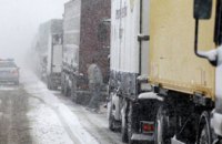 ​В Днепре 6 грузовиков оказались в снежной ловушке (ФОТО)