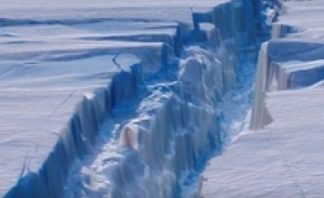 Гигантский айсберг, в 15 раз превышающий территорию Днепра, плывет в Атлантический океан (ВИДЕО)