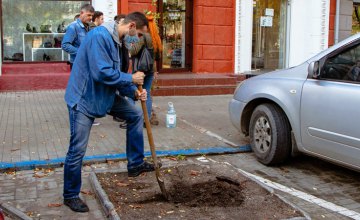 Вже 400 дерев висадили в місті співробітники Інспекції з питань контролю за паркуванням у рамках декадника # Дніпро_квітучий