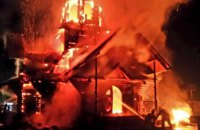 В Днепре спасатели почти три часа тушили горящий дом в Самарском районе 