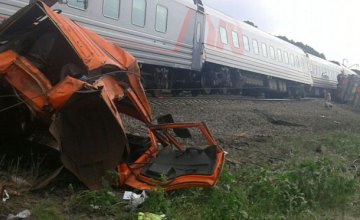 В РФ пассажирский поезд на переезде столкнулся с КамАЗом: пострадали не менее 9 человек
