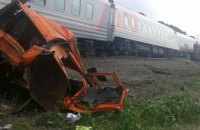В РФ пассажирский поезд на переезде столкнулся с КамАЗом: пострадали не менее 9 человек