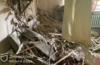 Комунальники Дніпра від ранку усувають наслідки влучання уламків російської ракети у будинок