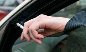 Таксистов в Кении будут штрафовать на $300 за курение и плевки