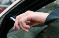 Таксистов в Кении будут штрафовать на $300 за курение и плевки