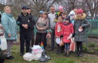 На Дніпропетровщині поліцейський офіцер громади Дмитро Крикун допоміг 15-ти родинам вимушених переселенців