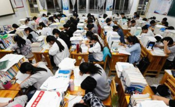 В Китае школьникам запретили рвать учебники для снятия стресса