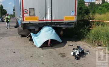 ​В Днепропетровской области произошло смертельное ДТП: мотоциклист влетел в фуру