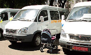 Многодетные семьи получили микроавтобусы (ФОТОРЕПОРТАЖ)
