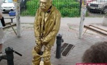 В Киеве появился памятник писающему Сталину