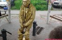 В Киеве появился памятник писающему Сталину