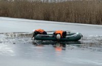 В Павлограде два человека провалились под лед, один человек погиб (ВИДЕО)