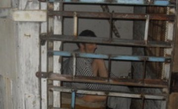 В Сумской области пенсионерка содержала в клетке своего психически больного сына (ФОТО)