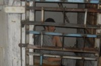 В Сумской области пенсионерка содержала в клетке своего психически больного сына (ФОТО)