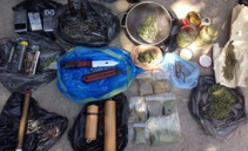 Полиция у жителя Днепра изъяли 5 кг марихуаны и арсенал незаконного оружия
