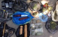 Полиция у жителя Днепра изъяли 5 кг марихуаны и арсенал незаконного оружия