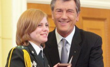 Виктор Ющенко присвоил звание «Мать-героиня» 21 жительнице Днепропетровской области