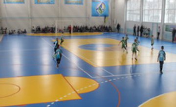 В новом мультиспортивном зале ВСК «Юность» Павлоградского химзавода прошли первые городские соревнования по мини-футболу среди д