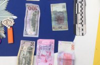 В Днепре на пр. Мира ограбили мужчину: забрали кошелек с сувенирными долларами 