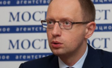 Яценюк пообещал особый статус русскому языку