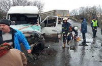 ​На Днепропетровщине микроавтобус попал в ДТП: пострадавших вырезали спасатели (ФОТО)