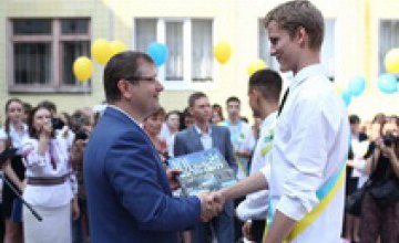 Александр Вилкул поздравил криворожских выпускников с праздником Последнего звонка