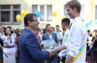 Александр Вилкул поздравил криворожских выпускников с праздником Последнего звонка