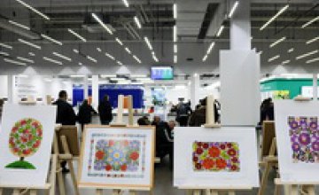 В Центре предоставления админуслуг Днепра экспонируется уникальная выставка детских картин с «петриковкой» (ФОТО)