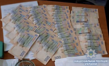 В Киеве на взятке задержали чиновника, который брал поборы с предпринимателей