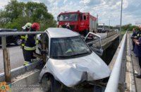 У Павлограді сталася смертельна дорожньо-транспортна пригода: водій в’їхав у відбійник мосту