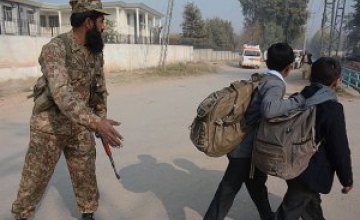 В Пакистане учителям разрешили приходить на занятия с оружием