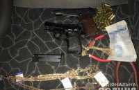 С оружием и в касках: в Запорожье двое мужчин ограбили ювелирный магазин (ФОТО)