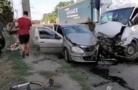 На Днепропетровщине микроавтобус влетел в иномарку: 6 пострадавших