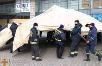 Рятувальники Дніпропетровщини встановили на залізничному вокзалі два додаткових намети для обігріву 