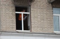 У Дніпрі відновлюють будинки після ракетного удару російськими терористами 15 липня 
