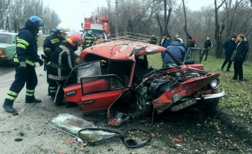 15-летняя девочка вылетела через лобовое стекло: в Кривом Роге водитель «ВАЗ-2101» не справился с управлением