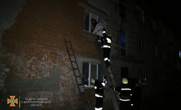 На Днепропетровщине горел трехэтажный дом: пожарники спасли 9 человек, из которых 2 детей (ВИДЕО)
