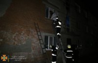 На Днепропетровщине горел трехэтажный дом: пожарники спасли 9 человек, из которых 2 детей (ВИДЕО)