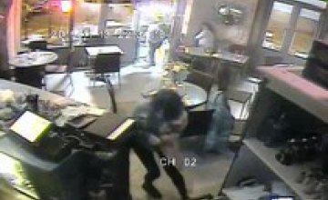 В сети появилось видео расстрела террористами посетителей ресторана в Париже (ВИДЕО)