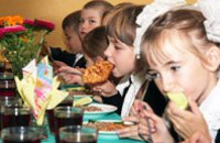 В некоторых школах Днепропетровской области школьников заставляли платить за питание 