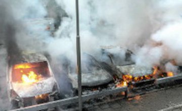 Массовые беспорядки в Швеции: молодежь в бедных пригородах поджигает автомобили и крушит здания